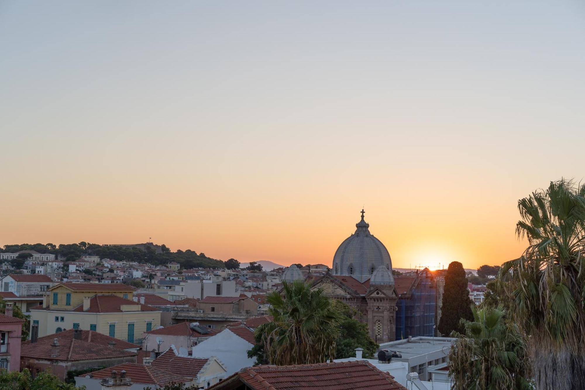 Central Mytilene City-View Apartment For 7 外观 照片
