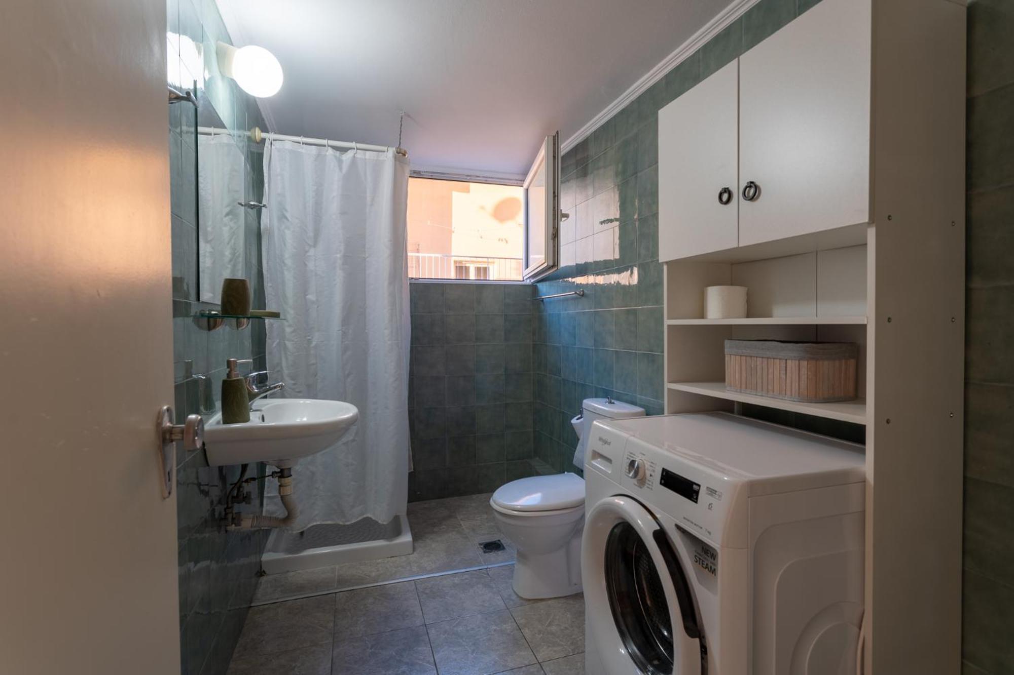 Central Mytilene City-View Apartment For 7 外观 照片