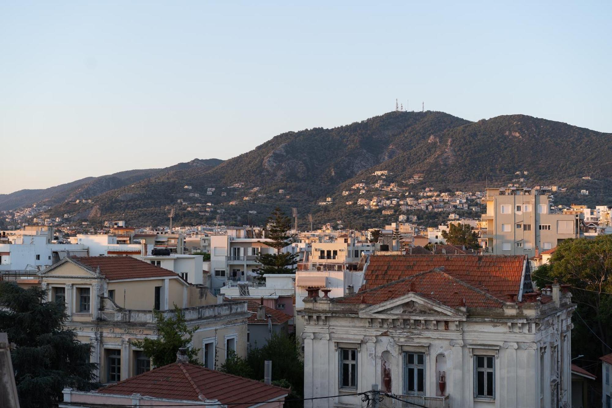 Central Mytilene City-View Apartment For 7 外观 照片