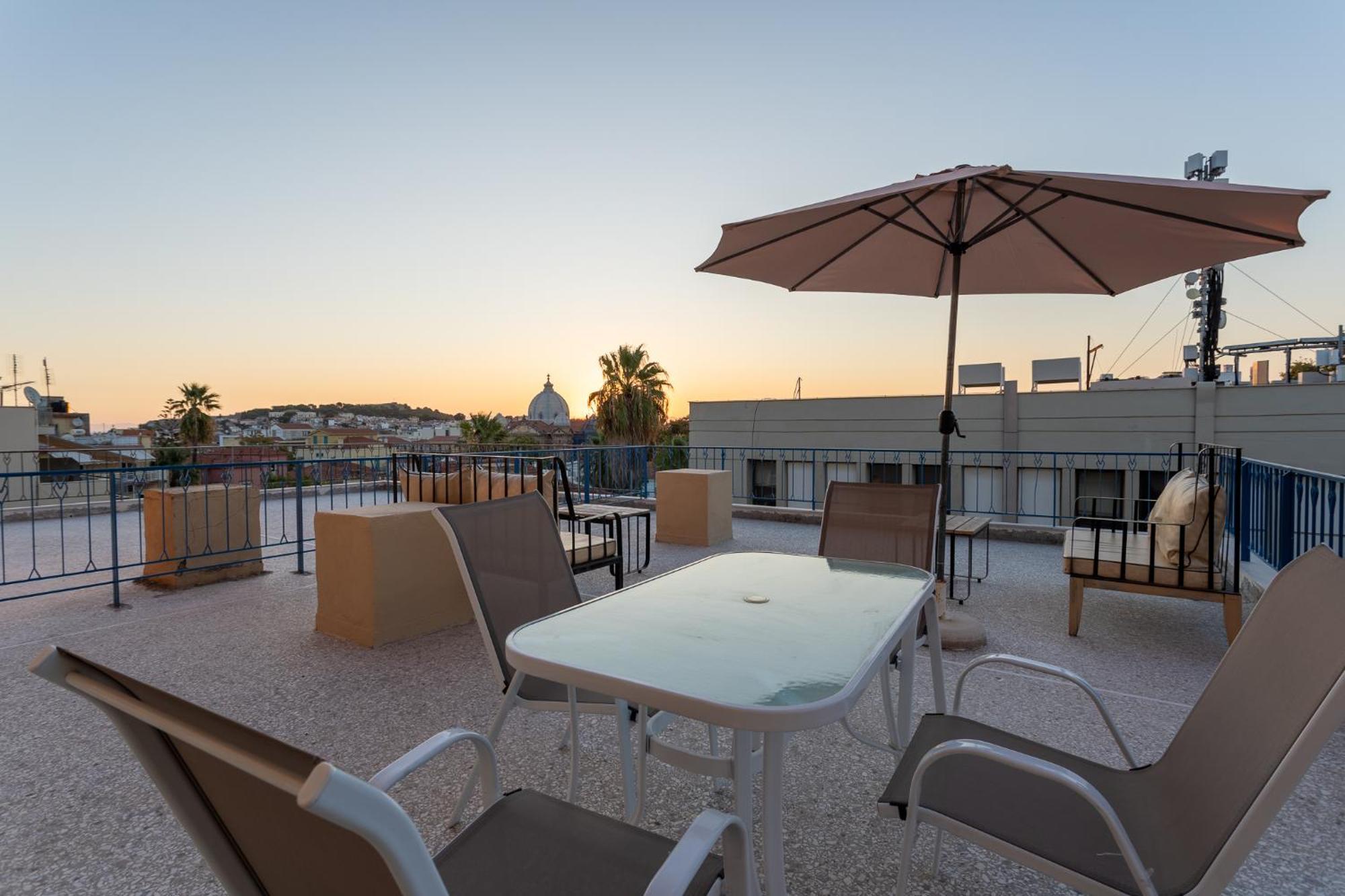 Central Mytilene City-View Apartment For 7 外观 照片